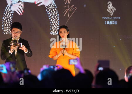 Chinesische Schauspielerin Li Bingbing, rechts, ein Lächeln, eine Werbeveranstaltung für Eigenschaften in Qingdao, Provinz Shandong, China vom 6. Juli 2013. Stockfoto