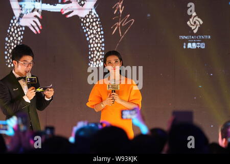 Chinesische Schauspielerin Li Bingbing, rechts, ein Lächeln, eine Werbeveranstaltung für Eigenschaften in Qingdao, Provinz Shandong, China vom 6. Juli 2013. Stockfoto