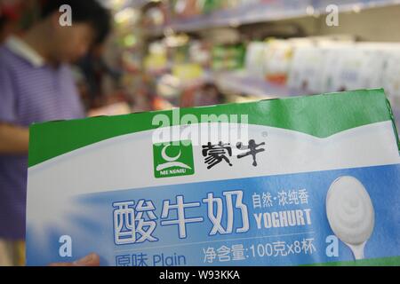 ---- Ein chinesischer Kunde kauft einen Kasten von Mengniu Joghurt in einem Supermarkt in Nantong, China Jiangsu Provinz, vom 2. Juli 2013. Die Inner-Mongolia-b Stockfoto