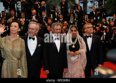 (Von links) die Japanische Regisseurin Naomi Kawase, US-Regisseur Steven Spielberg, der taiwanesische Regisseur Ang Lee, indische Schauspielerin Vidya Balan und österreichischen Schauspieler Ch Stockfoto
