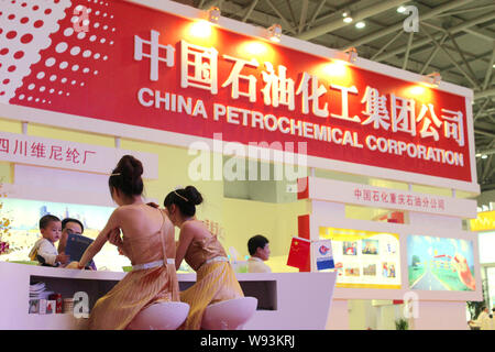 ---- Menschen besuchen den Stand der China Petrochemical Corporation, die auch als Sinopec bekannt, während einer Ausstellung in Chongqing, China, 16. Mai 2013. Chi Stockfoto