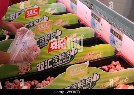 ---- Ein Kunde Geschäfte für frisches Fleisch von shineway Gruppe, auch als shuanghui Gruppe bekannt, in einem Supermarkt in Nantong City, East China Jiangsu provin Stockfoto