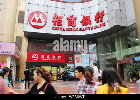 ---- Fußgänger vorbei an eine Filiale der China Merchants Bank (CMB) in Chongqing, China, 18. Mai 2013. China Merchants Bank, die Nationen, die Sechste - Groß Stockfoto
