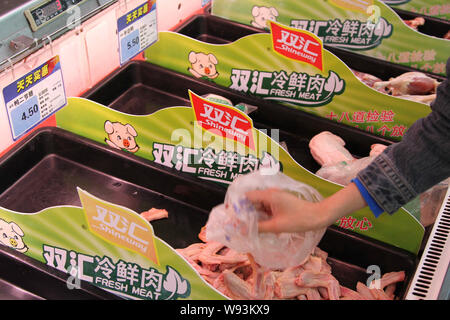 ---- Ein Kunde Geschäfte für Chicken Wings von shineway Gruppe, auch als shuanghui Gruppe bekannt, in einem Supermarkt in Nantong City, East China Jiangsu pro Stockfoto