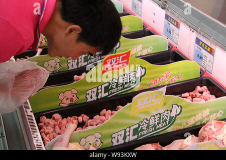 ---- Ein Kunde Geschäfte für frisches Fleisch von shineway Gruppe, auch als shuanghui Gruppe bekannt, in einem Supermarkt in Nantong City, East China Jiangsu provin Stockfoto