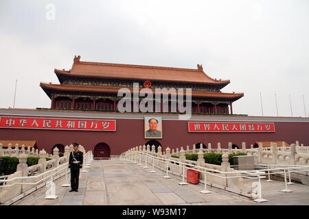Eine paramilitärische Polizist wacht vor der Tribüne Platz des Himmlischen Friedens in Peking, China, 19. April 2013. Stockfoto