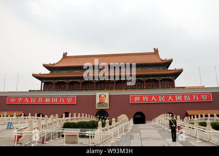 Eine paramilitärische Polizist wacht vor der Tribüne Platz des Himmlischen Friedens in Peking, China, 19. April 2013. Stockfoto