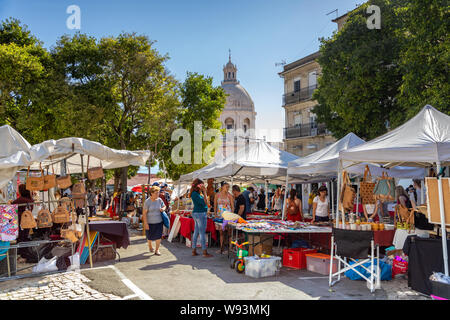 Lissabon, Portugal - 09.18.2018: Der in Feira da ladra ist ein zweimal wöchentlichen Markt, die in den Stadtteil Alfama von Lissabon gehalten wird. Der Name übersetzt int Stockfoto