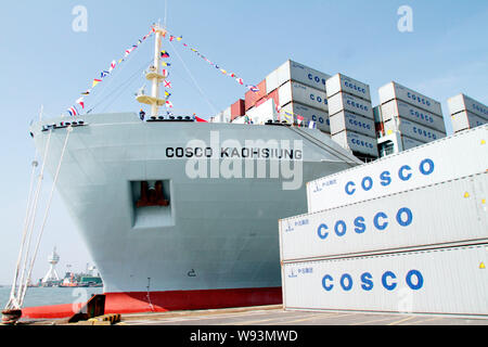 ------ Container schiff Cosco Guangzhou geladen mit Cosco Container wird dargestellt in einem Hafen Kaohsiung, Taiwan, 24. Oktober 2010. Die Zukunft der Stockfoto