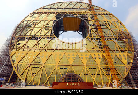 Die Münze-förmige Guangzhou Yuan Tower, buchstäblich Guangzhou runder Turm, ist im Bau am Ufer des Pearl River in Guangzhou City, South C Stockfoto