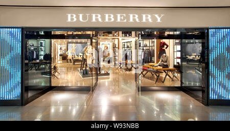 ---- Blick auf die Burberry Flagship Store in Hongkong, China, 10. Oktober 2012. Der britischen Luxusmarke Burberry beat Prognosen für die erste quarte Stockfoto