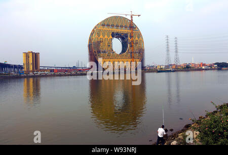 Die Münze-förmige Guangzhou Yuan Tower, buchstäblich Guangzhou runder Turm, ist im Bau am Ufer des Pearl River in Guangzhou City, South C Stockfoto