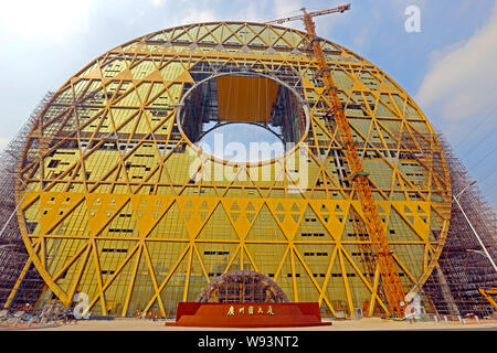 Die Münze-förmige Guangzhou Yuan Tower, buchstäblich Guangzhou runder Turm, ist im Bau am Ufer des Pearl River in Guangzhou City, South C Stockfoto