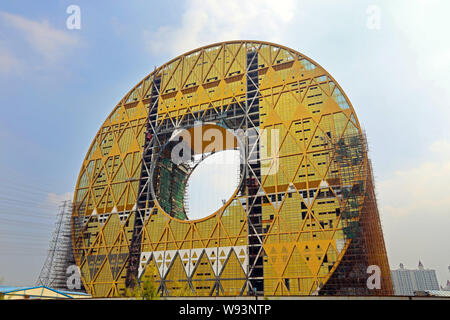 Die Münze-förmige Guangzhou Yuan Tower, buchstäblich Guangzhou runder Turm, ist im Bau am Ufer des Pearl River in Guangzhou City, South C Stockfoto