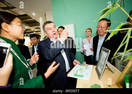 Thomas Bach, zweite links, Präsident des Internationalen Olympischen Komitees, Gespräche mit einem Mitarbeiter der Nanjing Jugend Olympische Komitee 2014 als Stockfoto