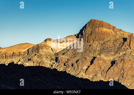 Am späten Abend licht auf Felsformationen in der Las Canadas del Teide, Teneriffa, Kanarische Inseln, Spanien Stockfoto