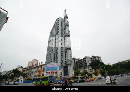 Blick auf eine Rakete-förmigen Gebäude in Nanning, China Guangxi Zhuang autonomen Region, 18. November 2013. Ein Gebäude in Nanning, China Gu Stockfoto