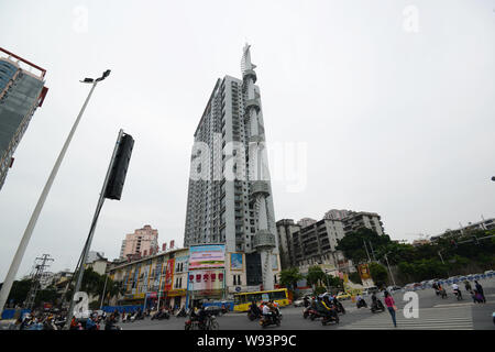 Blick auf eine Rakete-förmigen Gebäude in Nanning, China Guangxi Zhuang autonomen Region, 18. November 2013. Ein Gebäude in Nanning, China Gu Stockfoto
