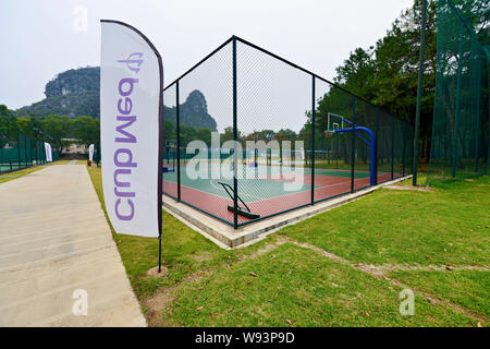 Blick auf den Tennisplatz im Club Med Resort in Guilin Yangshuo County, der Stadt Guilin, South China Guangxi Zhuang autonomen Region, 20. Oktober 2013. Stockfoto