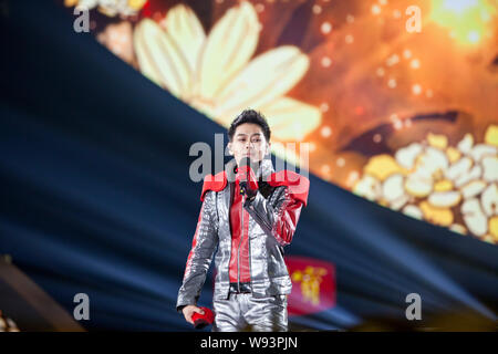 Taiwanesische Sänger und Schauspieler Jimmy Lin führt während der Probe für die 2014 Neue Jahr Gala von Hunan TV in Changsha City, Central China Hunan provinc Stockfoto