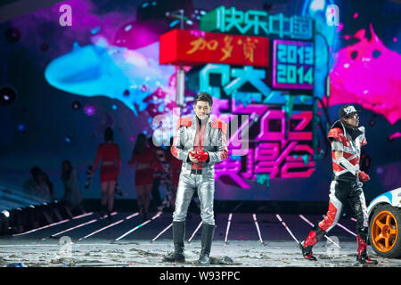 Taiwanesische Sänger und Schauspieler Jimmy Lin, Links, führt während der Probe für die 2014 Neue Jahr Gala von Hunan TV in Changsha City, Central China Hunan Stockfoto