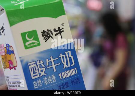 ---- Ein chinesischer Kunde kauft einen Karton von Mengniu Joghurt in einem Supermarkt in Ganyu County, East China Jiangsu Provinz, 5. Juli 2013. Die Inner-Mo Stockfoto