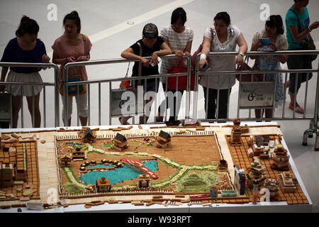 Besucher Blick auf miniatur Gebäude aus Kekse, Waffeln, Süßigkeiten und Schokolade im Palace 66 Shopping Mall in Shenyang City, im Nordosten Chinas Stockfoto