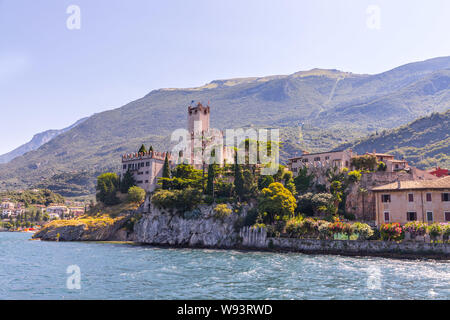 Cute idyllischen Italienischen Dorf und See aus dem Wasser gefangen. Malcesine am Lago di Garda. Stockfoto