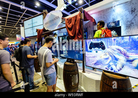 Hongkong - Juli 30, 2019: Besucher spielen eine Sony PS4 Monster Hunter Spiel das 21 ACGHK 2019 Ani-Com & Spiele Veranstaltung in Hong Kong gesehen. Stockfoto