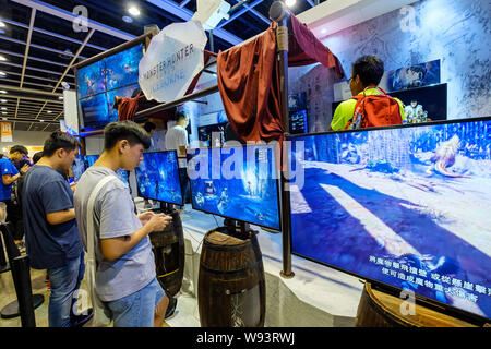 Hongkong - Juli 30, 2019: Besucher spielen eine Sony PS4 Monster Hunter Spiel das 21 ACGHK 2019 Ani-Com & Spiele Veranstaltung in Hong Kong gesehen. Stockfoto