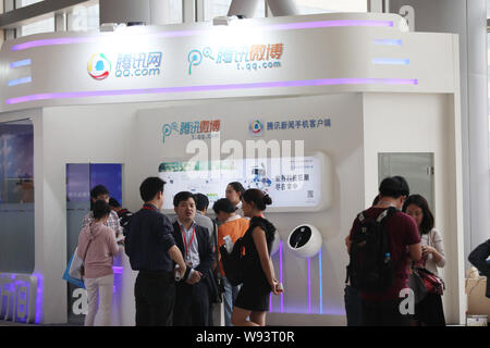 ---- Leute besuchen Sie den Stand von QQ.com von Tencent während der Global Mobile Internet Conference 2013 in Peking, China, 8. Mai 2013. China größte Stockfoto