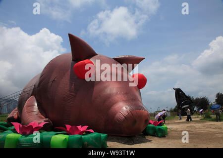 Blick auf ein Kunstwerk berechtigt, Haus der Schätze, die der chinesische Künstler Cao Fei, während der Ausstellung, Mobile M+: Inflation!, an der Uferpromenade von West Stockfoto