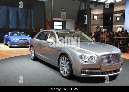 ---- Besucher einen neuen Bentley Flying Spur und andere Bentley Limousinen im 15. Shanghai Internationalen Automobil- Ausstellung, Kn Stockfoto