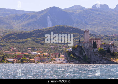 Cute idyllischen Italienischen Dorf und See aus dem Wasser gefangen. Malcesine am Lago di Garda. Stockfoto