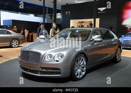 ---- Besucher ausprobieren und an einem neuen Bentley Flying Spur während des 15 Shanghai Internationale Automobil Ausstellung für Sie, da die automatische Sh bekannt suchen Stockfoto