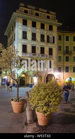 Quadrat der Santa Margherita Ligure Stadt bei Nacht in Italien Stockfoto