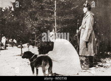 Ein früher Versuch der Tarnung. Ein deutscher Soldat ist hier während des ersten Weltkrieges gesehen trägt einen weißen Umhang damit seine dunklen Uniform zeigen sich gegen die Polnische Landschaft Schnee bedeckt. Aus dem Festzug des Jahrhunderts, veröffentlicht 1934. Stockfoto