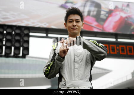 Taiwanesische Sängerin, Schauspielerin und Racer Jimmy Lin stellt während einer Feier zum 10. Jahrestag der F1 Grand Prix von China auf dem Shanghai Internati Stockfoto