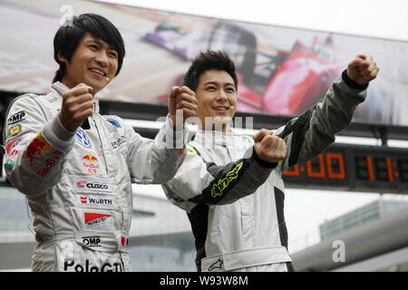 Chinesische Schriftsteller und Racer Han Han, Links, taiwanesische Sängerin, Schauspielerin und Racer Jimmy Lin darstellen, während einer Feier zum 10jährigen Jubiläum des F1-Chine Stockfoto