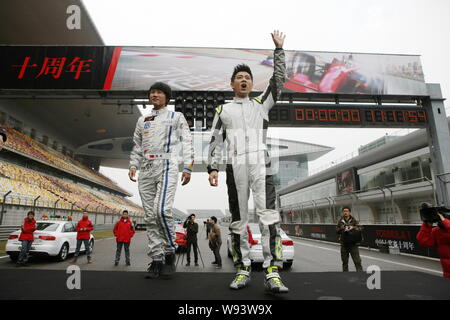 Chinesische Schriftsteller und Racer Han Han, Links, taiwanesische Sängerin, Schauspielerin und Racer grüße Jimmy Lin Formel Eins Fans bei einer Feier für die 10 anniversa Stockfoto
