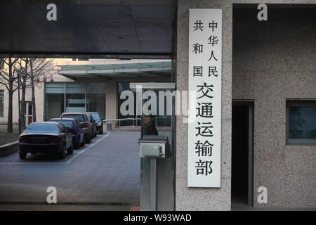 Einem chinesischen paramilitärischen Polizist Wacht am Tor des Ministeriums für Verkehr der Volksrepublik China in Peking, China, 10. März 20 Stockfoto