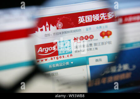 Einem chinesischen Netizen durchsucht die Website von Online shopping site Argos. cn in Shanghai, China, 7. Februar 2013. Chinesische Unterhaltungselektronik herstellen Stockfoto