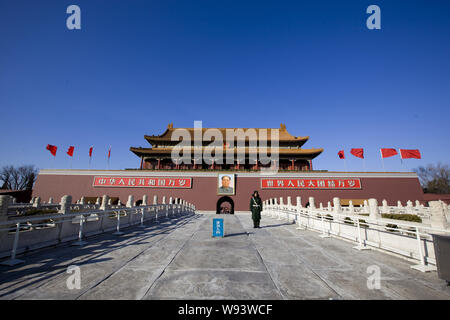 Eine paramilitärische Polizist wacht vor der Tribüne Platz des Himmlischen Friedens in Peking, China, 7. Februar 2013. Stockfoto