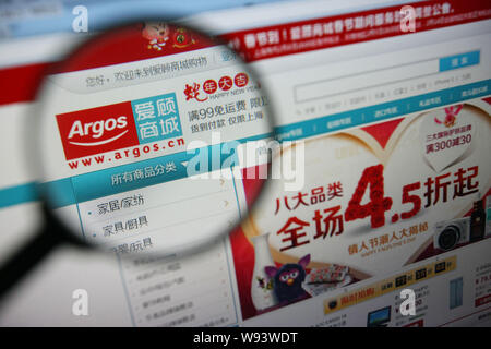 Einem chinesischen Netizen durchsucht die Website von Online shopping site Argos. cn in Shanghai, China, 7. Februar 2013. Chinesische Unterhaltungselektronik herstellen Stockfoto