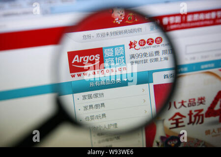 Einem chinesischen Netizen durchsucht die Website von Online shopping site Argos. cn in Shanghai, China, 7. Februar 2013. Chinesische Unterhaltungselektronik herstellen Stockfoto