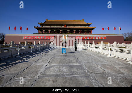 Eine paramilitärische Polizist wacht vor der Tribüne Platz des Himmlischen Friedens in Peking, China, 7. Februar 2013. Stockfoto