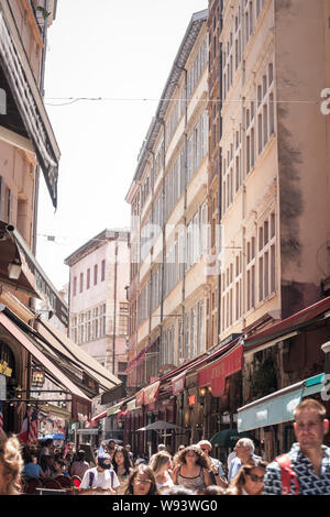 LYON, Frankreich - 14 Juli, 2019: Typische überfüllten Gasse des Vieux Lyon (Altstadt Lyon) auf der Presqu'ile Bezirk mit Touristen vorbei Restauran Stockfoto