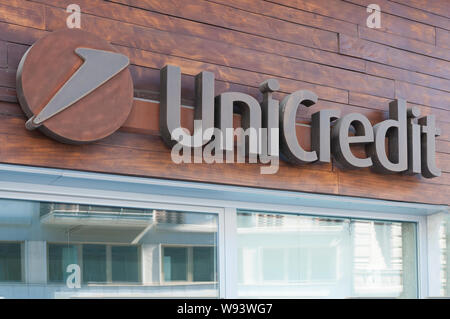 Carrara, Italien - 11 August, 2019 - Das Logo der Unicredit am Eingang von einer Agentur in der Toskana Stockfoto