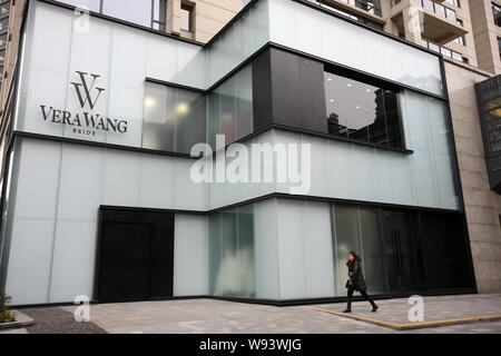 ---- Einen Fußgänger an der Vera Wangs erste Flaggschiff bridal Shop in China, die sich auf die Innenstadt von Madang Road in Shanghai, China, 4. Februar Stockfoto