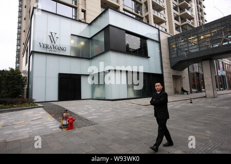 ---- Einen Fußgänger an der Vera Wangs erste Flaggschiff bridal Shop in China, die sich auf die Innenstadt von Madang Road in Shanghai, China, 4. Februar Stockfoto